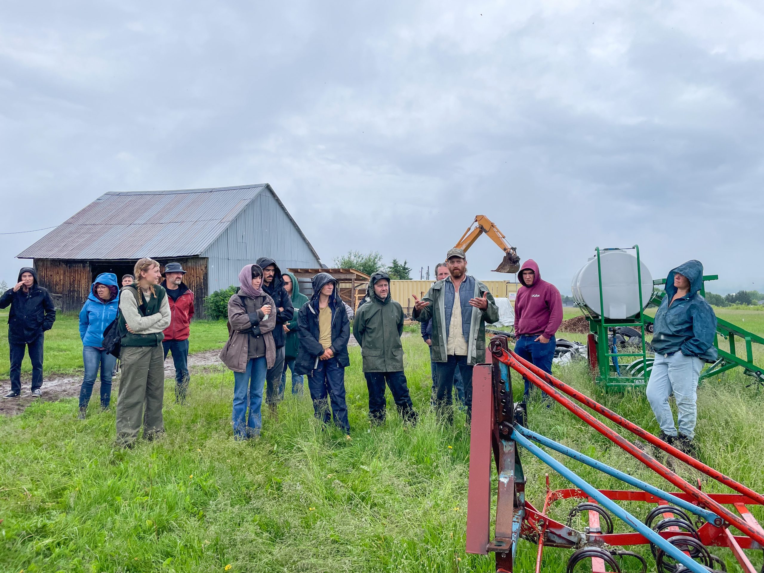 Présentation d'équipements maraîchers à la Ferme des Rhizomes